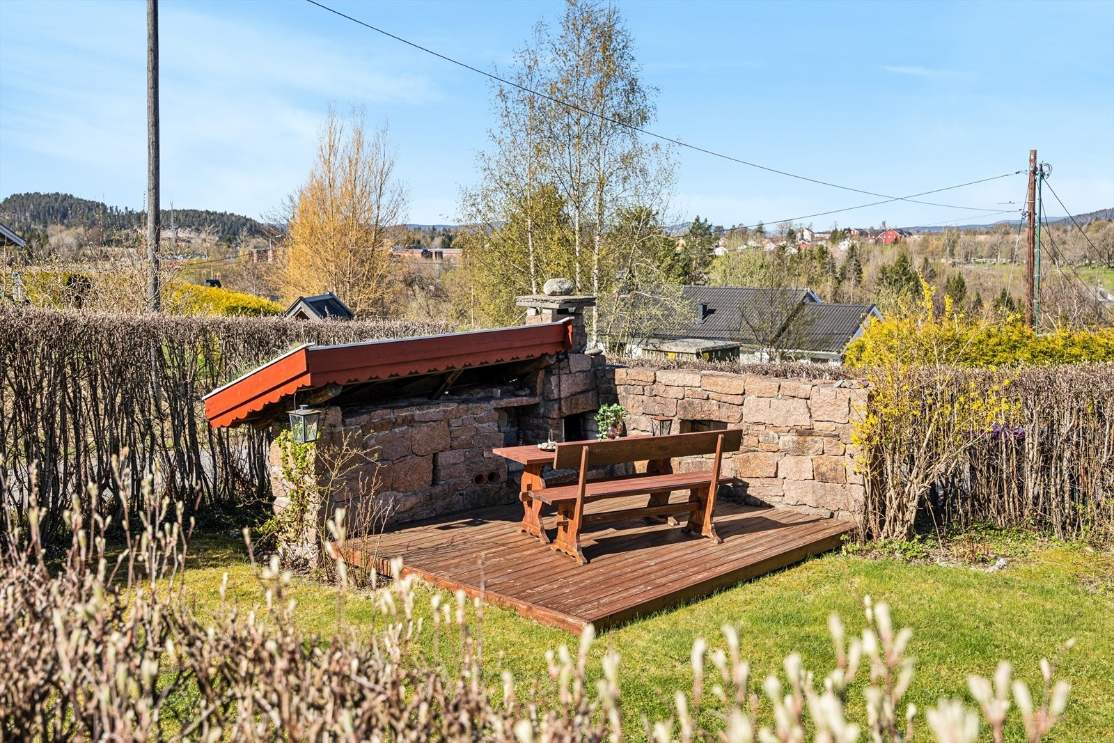 I hagen finner du en hyggelig uteplass med platting og en solid, murt utepeis. Galleribilde