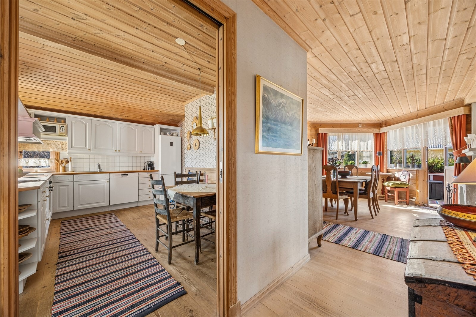 Fra kjøkkenet er det en åpen og sosial forbindelse videre inn mot spisestuen og stuen. Galleribilde