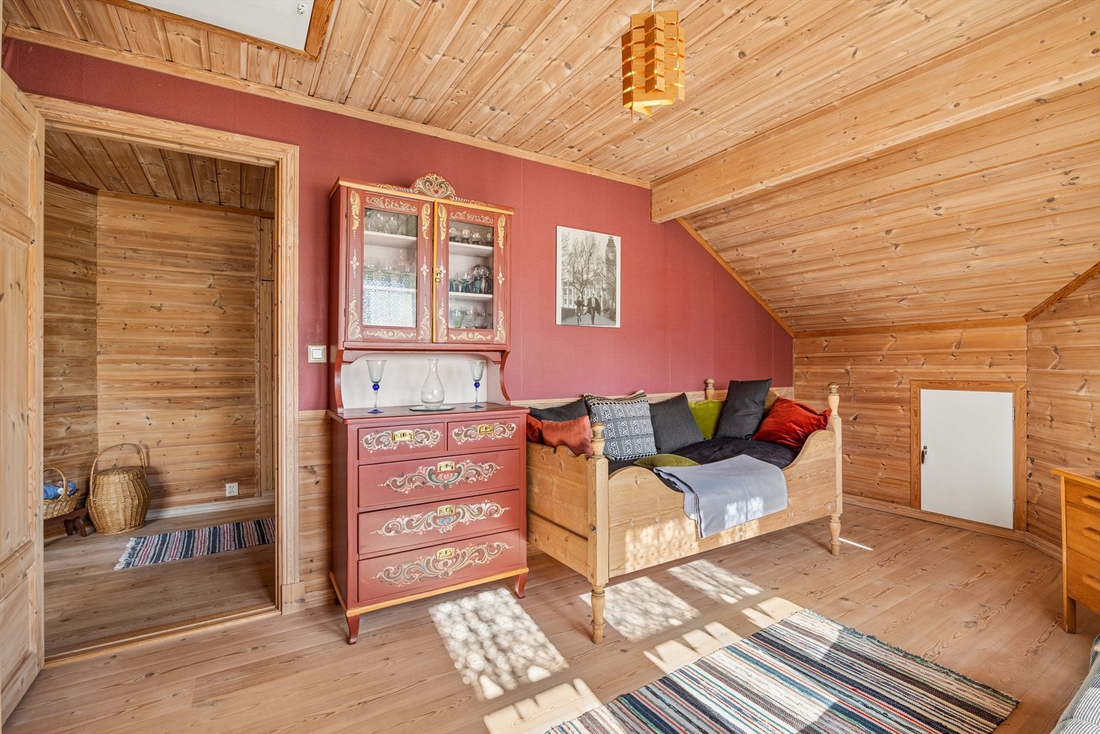 Loftstuen i andre etasje er et lunt og allsidig rom med flere bruksmuligheter. Galleribilde