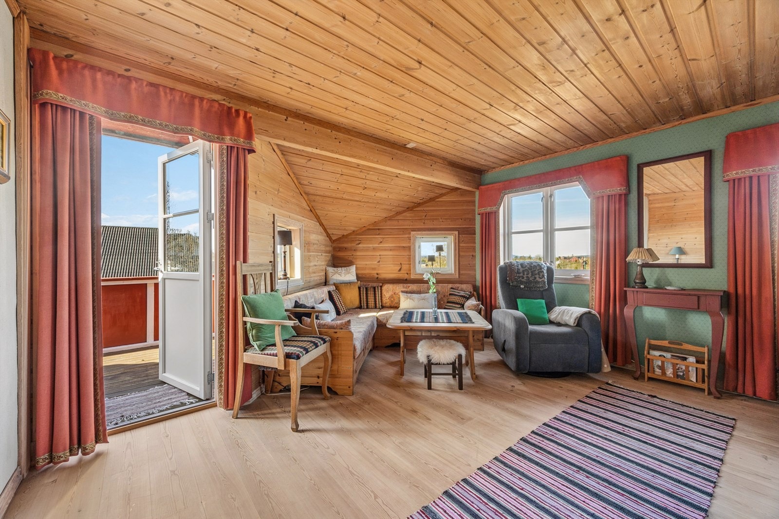Loftstuen har en koselig atmosfære med skråtak og panelkledde vegger. Herfra er det videre adkomst til balkong, som gir en fin forlengelse av oppholdsrommet. Galleribilde