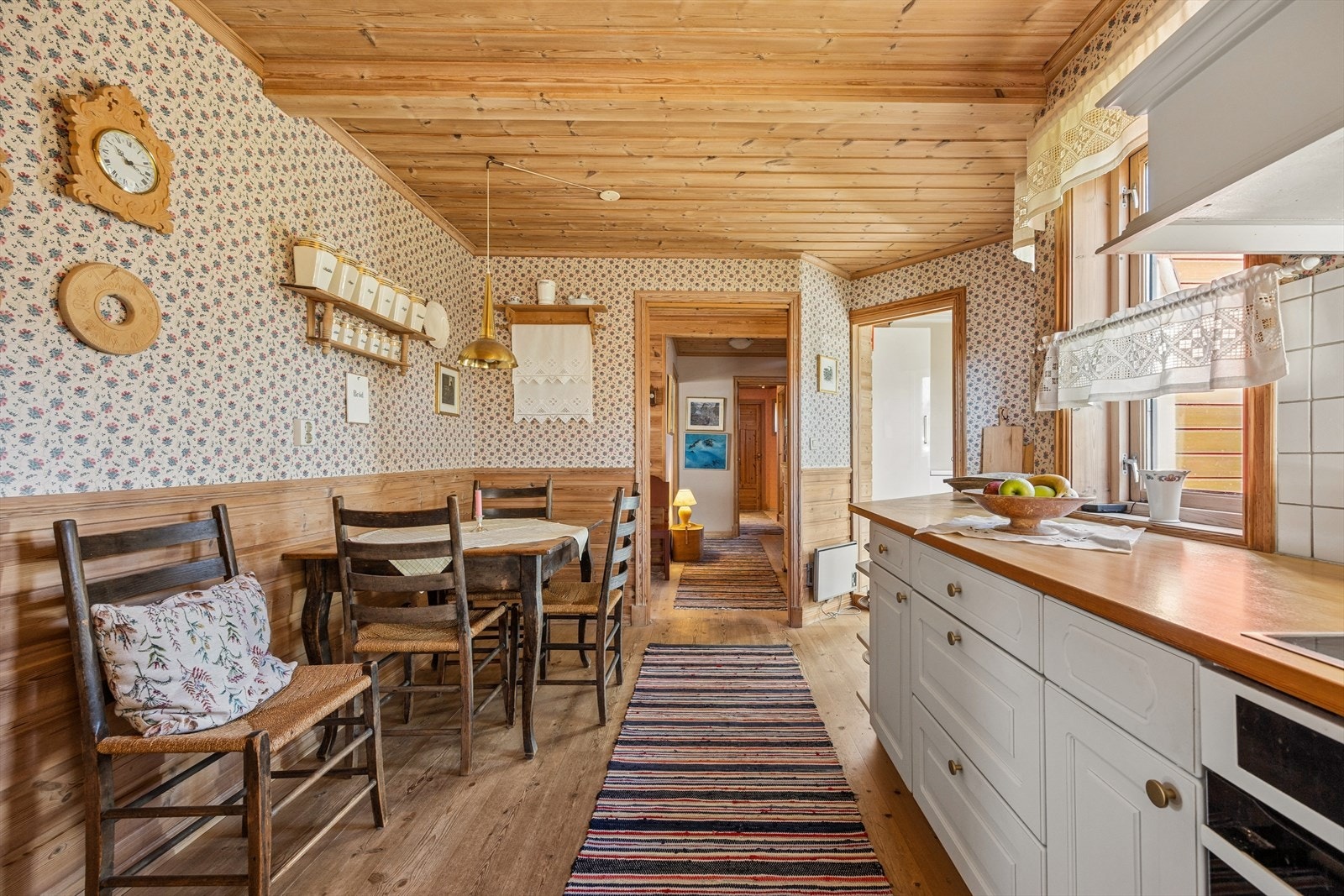 På kjøkkenet er det god plass til en spiseplass, perfekt for rolige frokoster og hyggelige stunder i hverdagen. Galleribilde