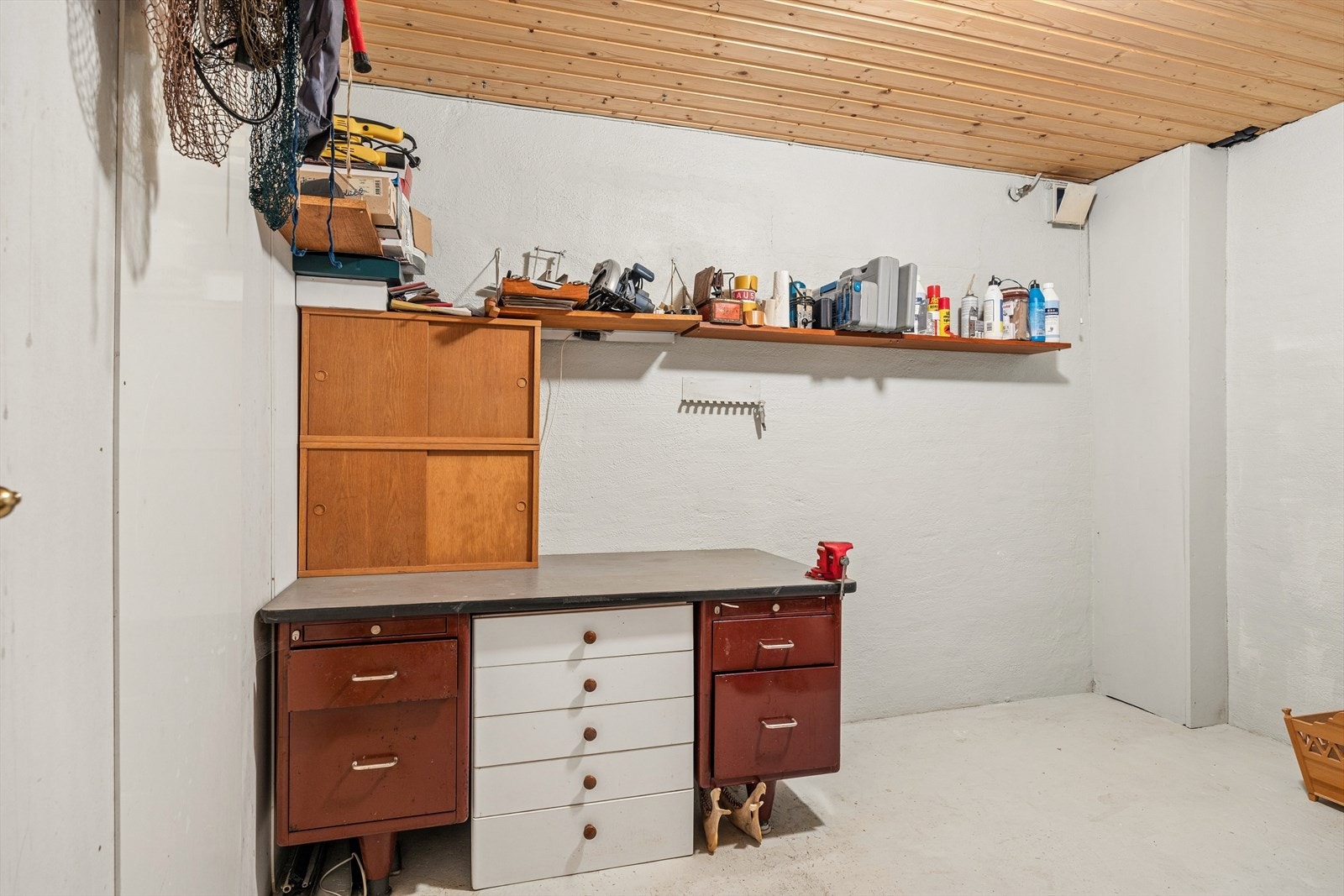 Underetasjen byr på rikelig med lagringsplass i flere boder, samt plass for en verkstedbenk. Galleribilde