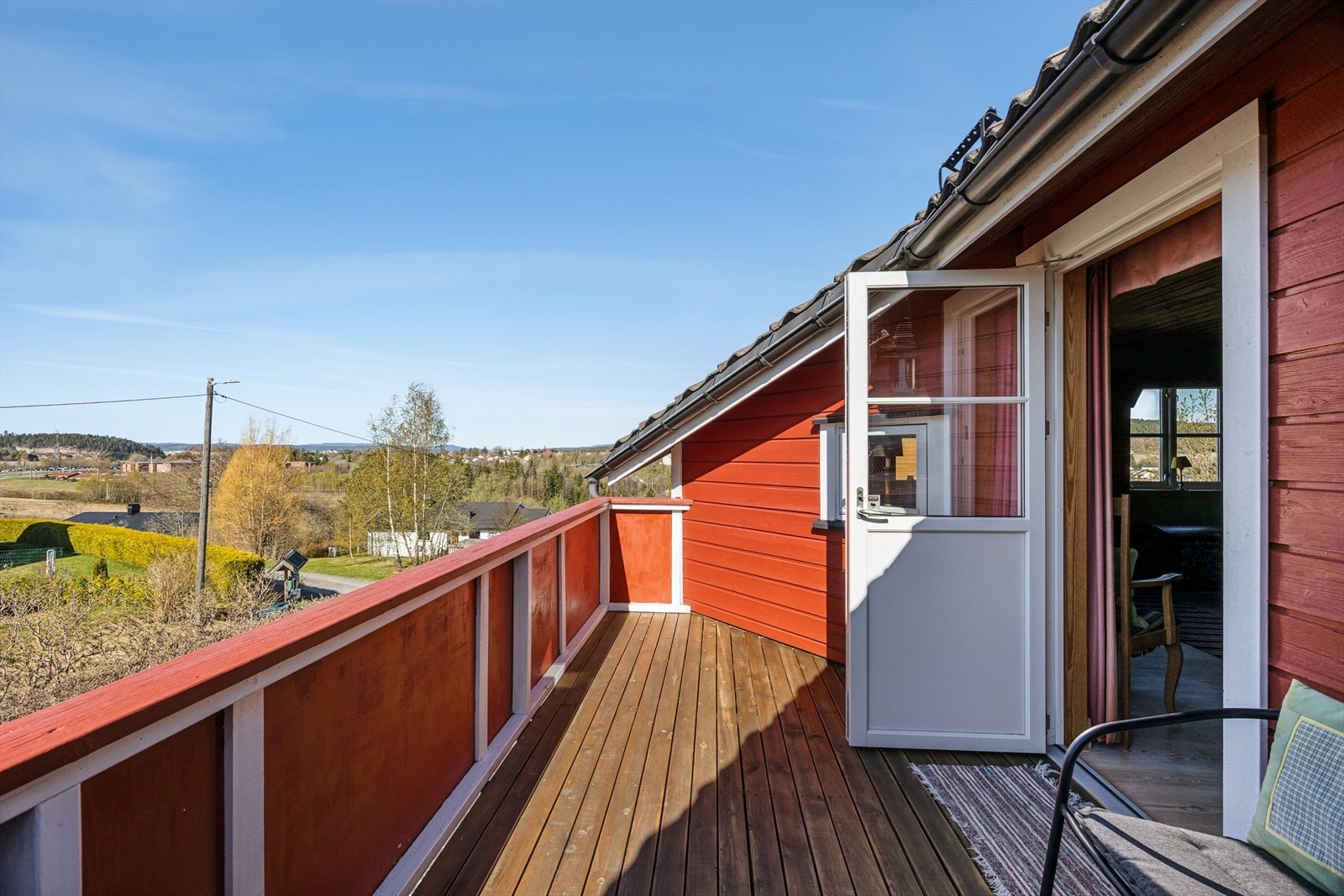 Balkongen har god plass til hagemøbler og gir en fin utsikt over nærområdet, et flott sted å nyte fine dager. Galleribilde