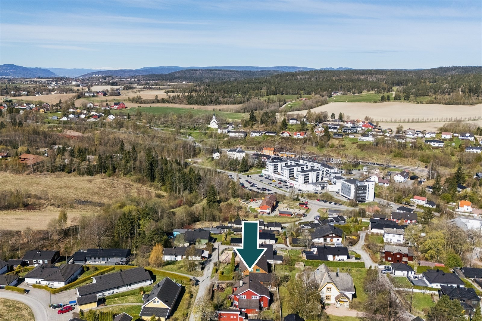 Røyken sentrum, med butikker og offentlig kommunikasjon, ligger kun en kort kjøretur unna. Galleribilde
