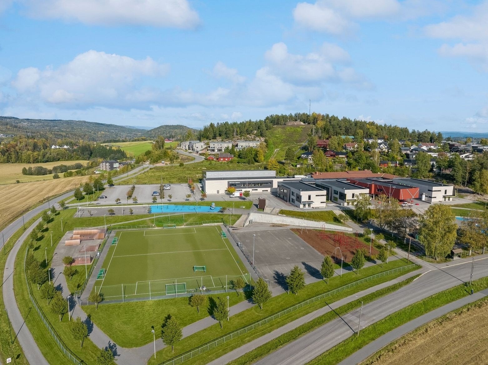 Midtbygda skole med div uteområder og lekeplasser Galleribilde