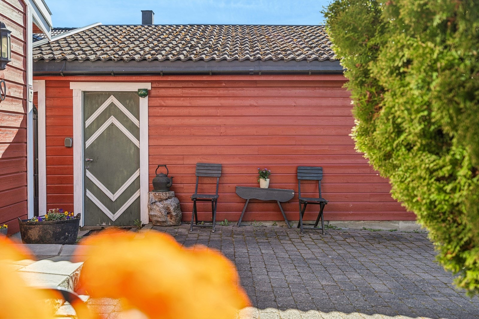 Til eiendommen hører en egen garasje med bodplass. Galleribilde