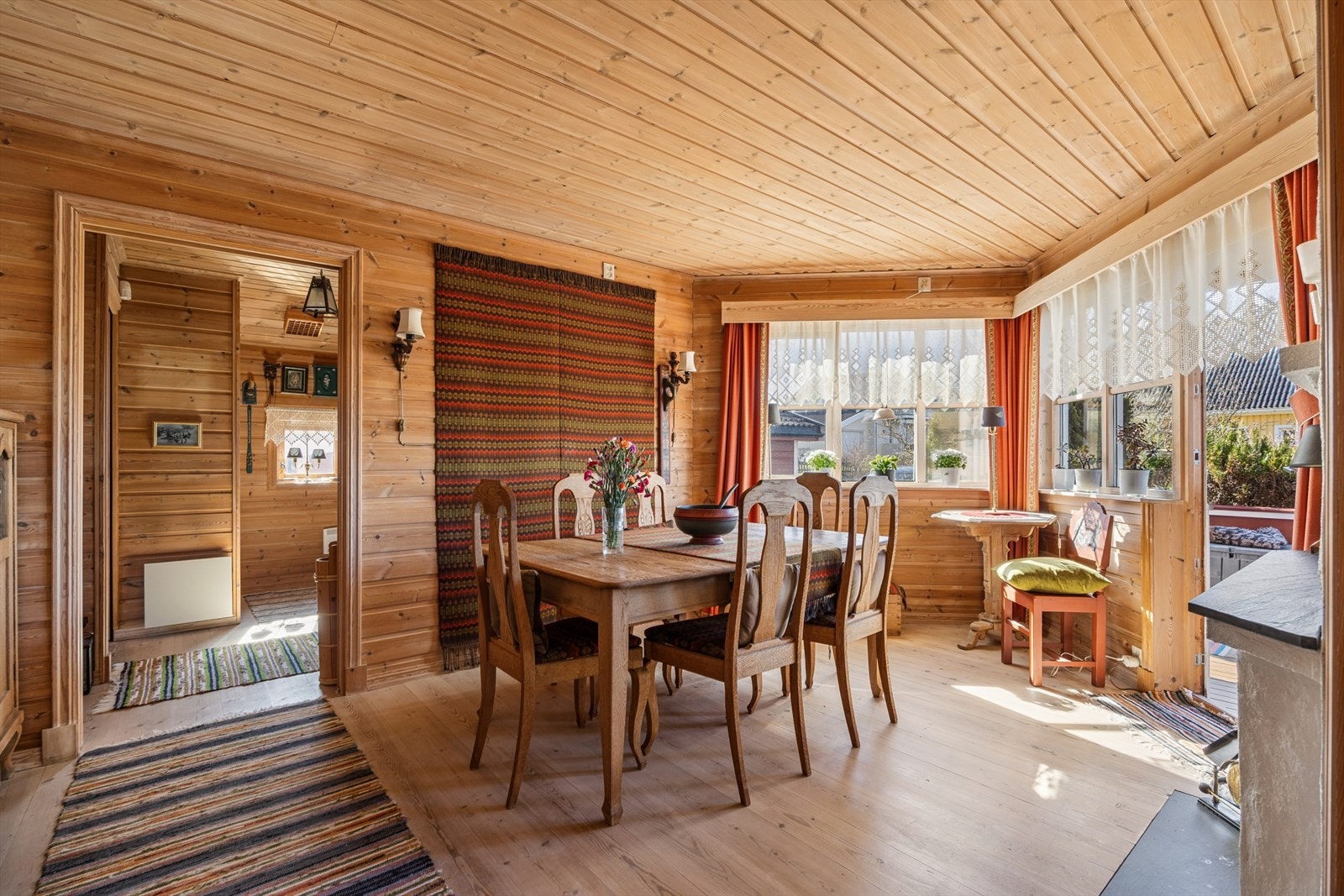 Spisestuen har adkomst fra entré og fra stuen. Galleribilde