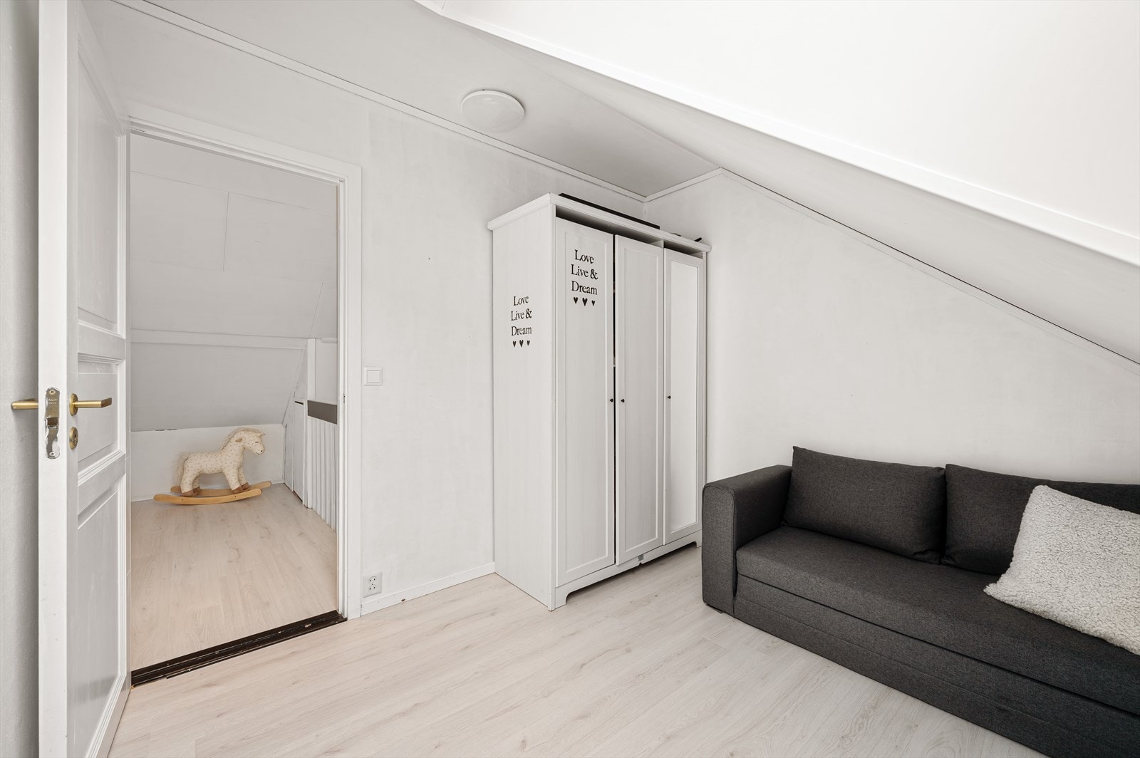 - Det første soverommet måler 5,2m² og har god plass til seng, nattbord og øvrig ønsket møblement - Galleribilde