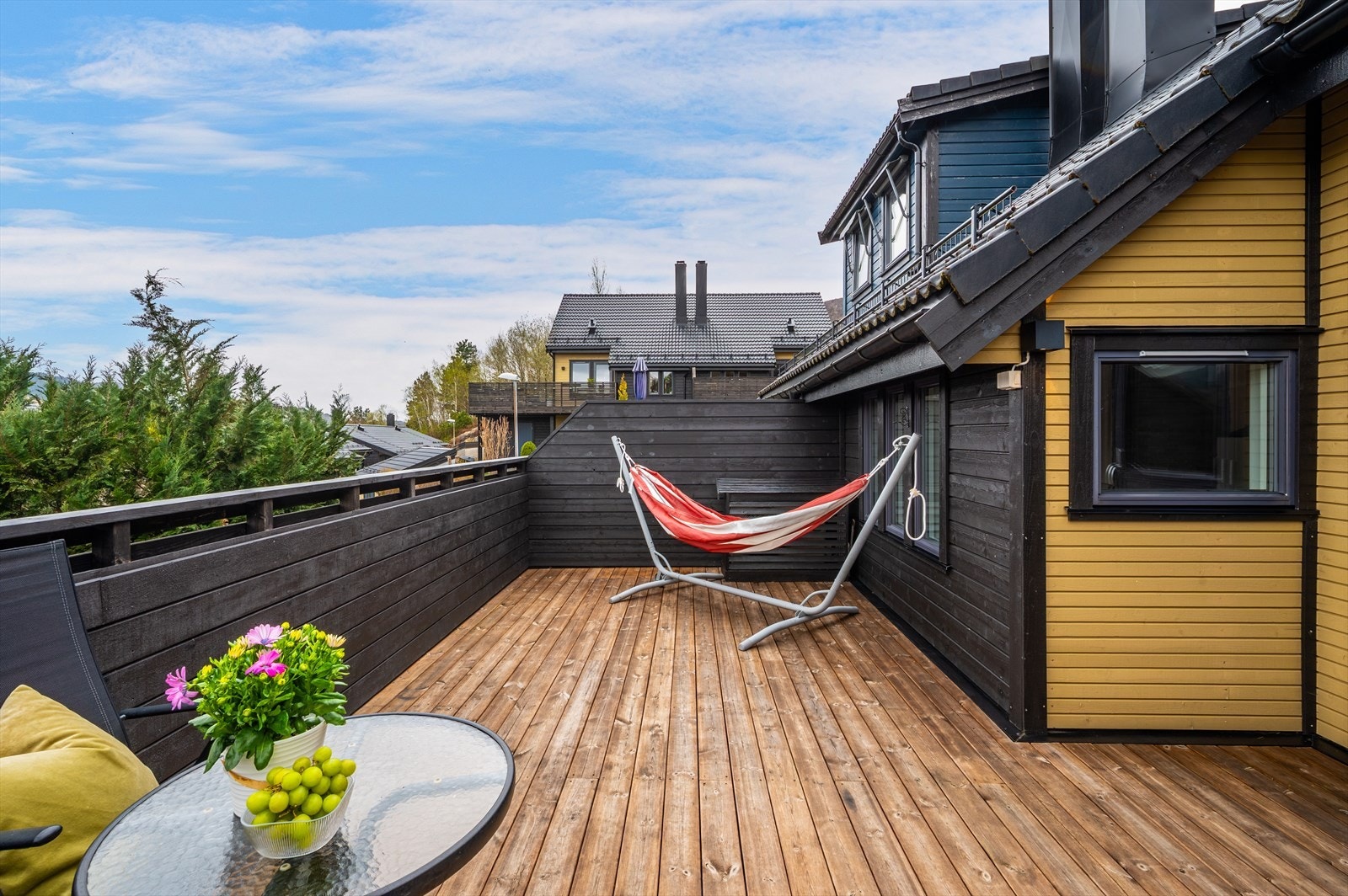 -Her kan det enkelt innredes med sittegruppe, beplantning og annet ønskelig terrassemøblement. Galleribilde