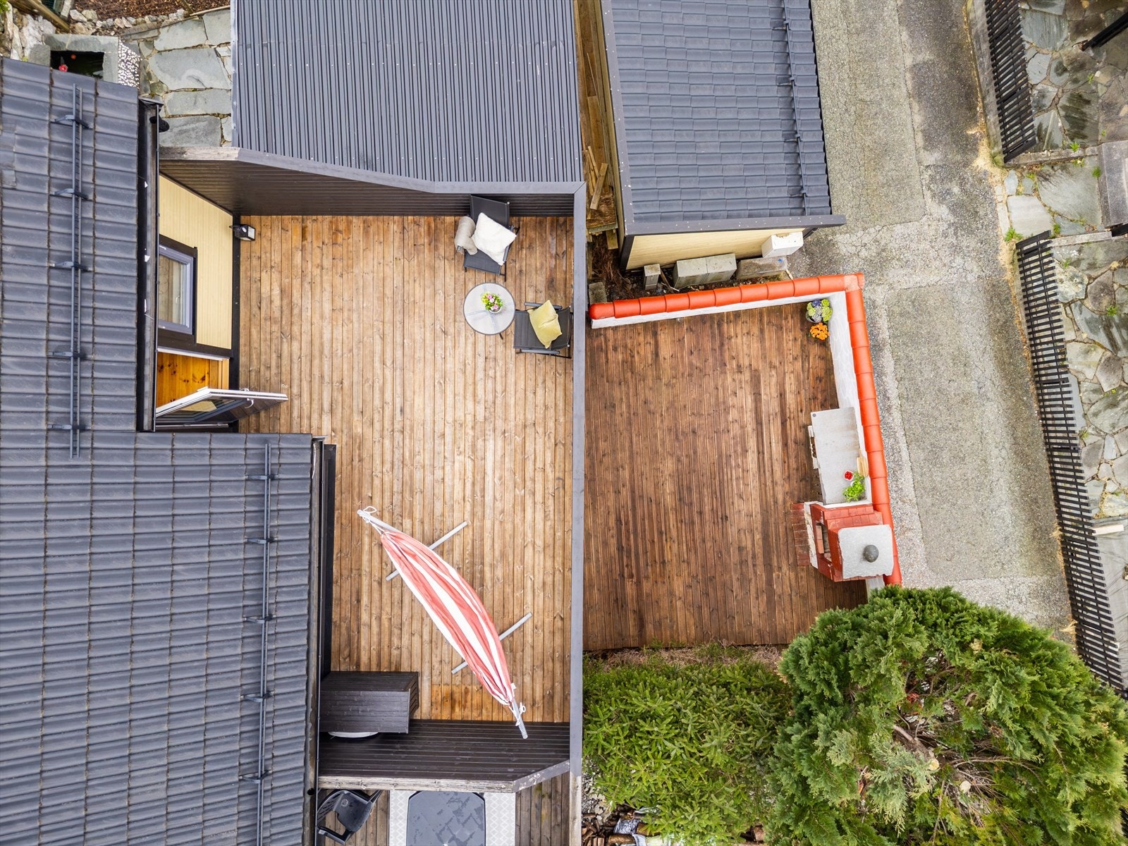 - Terrasseplattingen og altanen måler totalt 74 m² - Galleribilde
