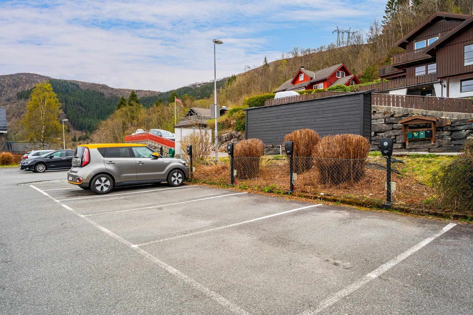 -Fast parkeringsplass med elbillader- Galleribilde