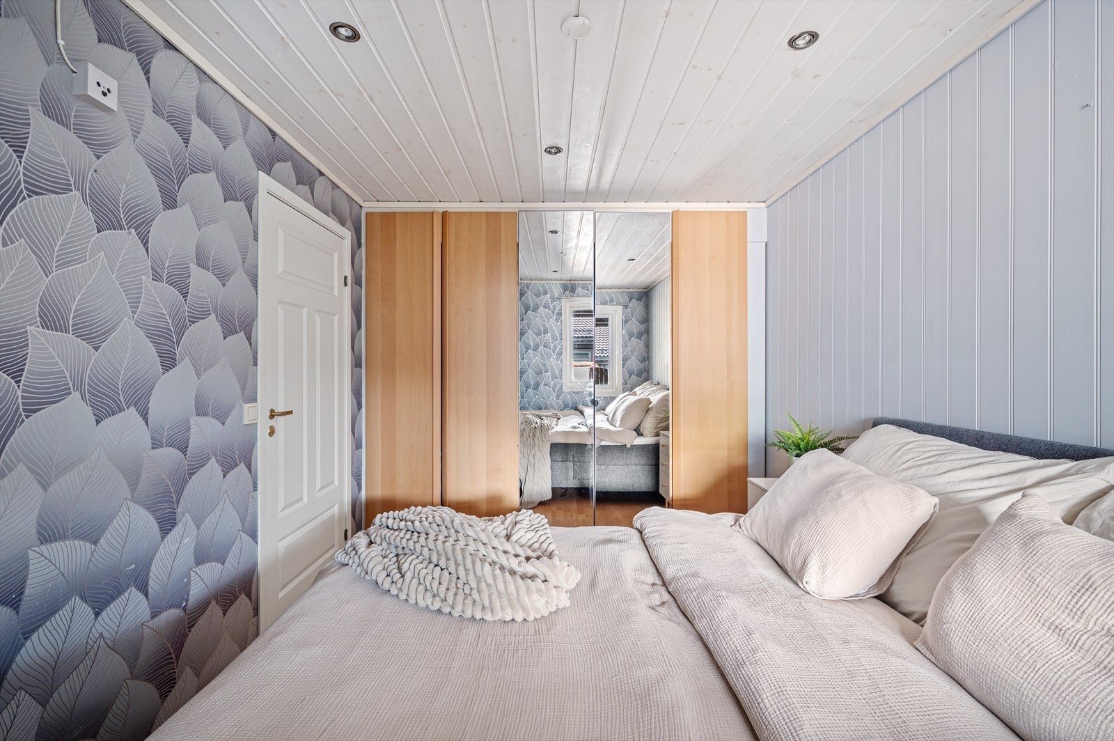 - Stor innebygd garderobe med god plass til oppbevaring- Galleribilde