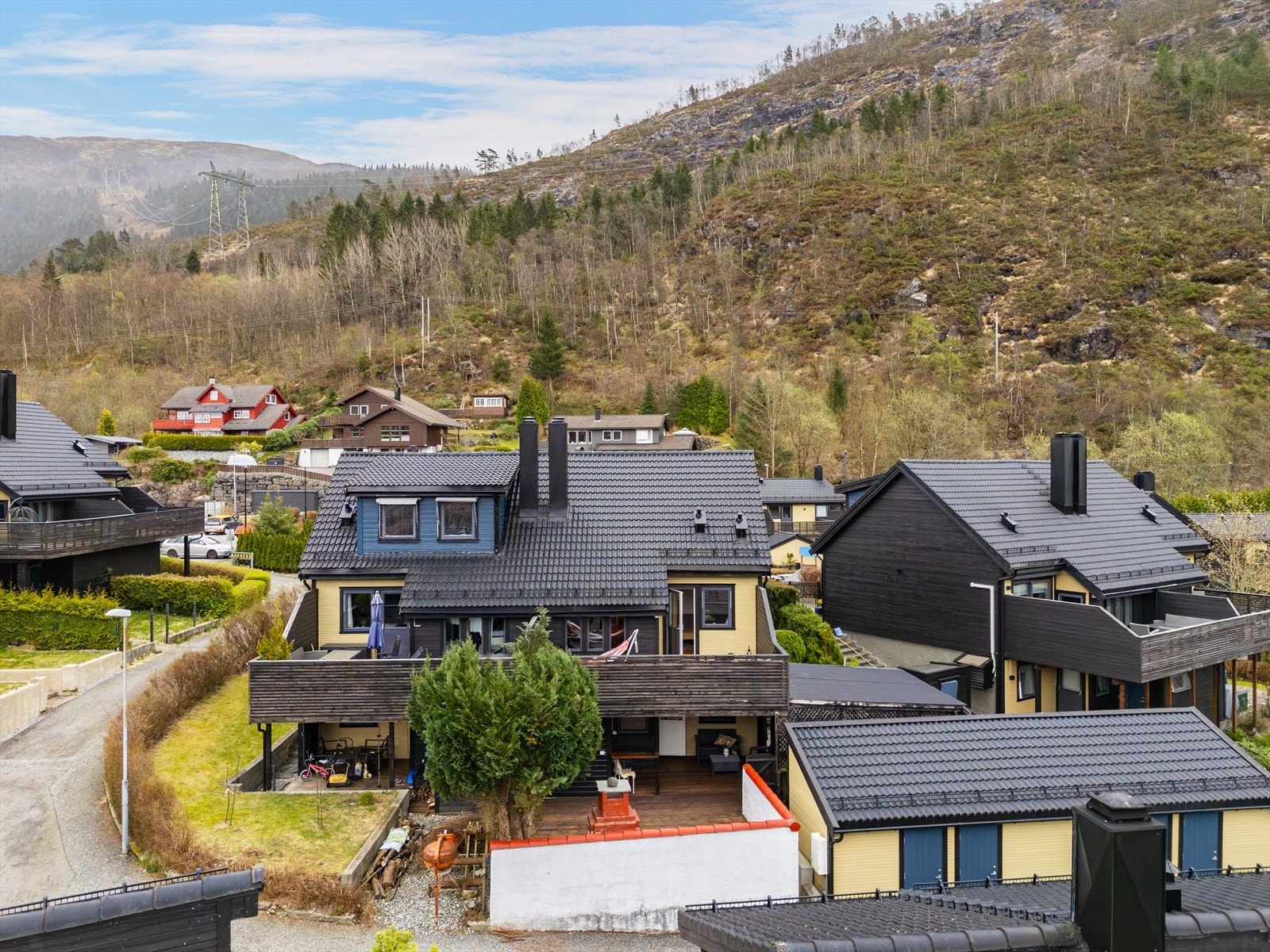 - Fra 2019-2021 har fasade og tak blitt byttet og etterisolert, og alle vinduer og ytterdør er skiftet - Galleribilde