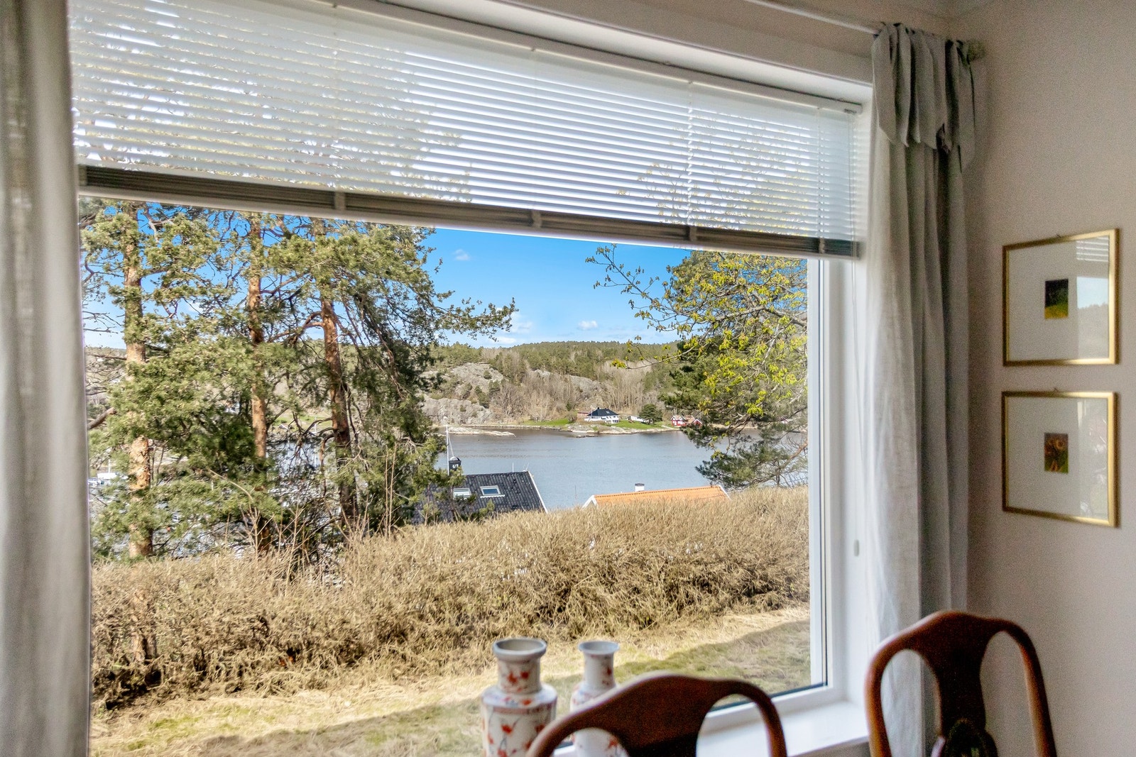 De store vinduene slipper inn rikelig med dagslys, noe som skaper en lys og trivelig atmosfære gjennom dagen. Galleribilde