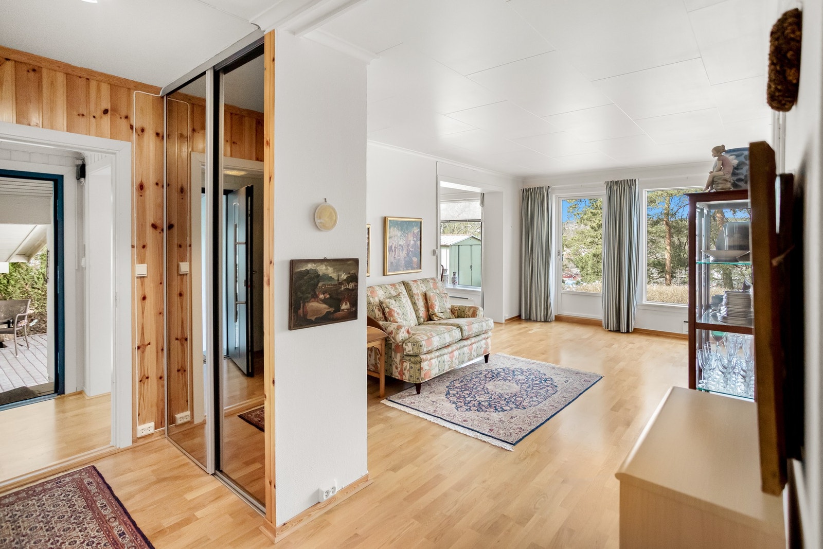 Stuen fremstår som både romslig og praktisk, med god plass til å innrede med både sofagruppe og spiseplass. Galleribilde