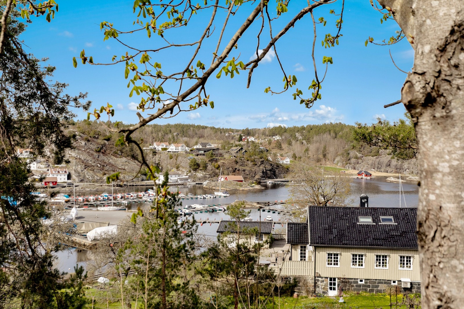Området byr også på gode solforhold. For deg som er glad i båtliv eller bading, er nærheten til sjøen en stor fordel. Galleribilde