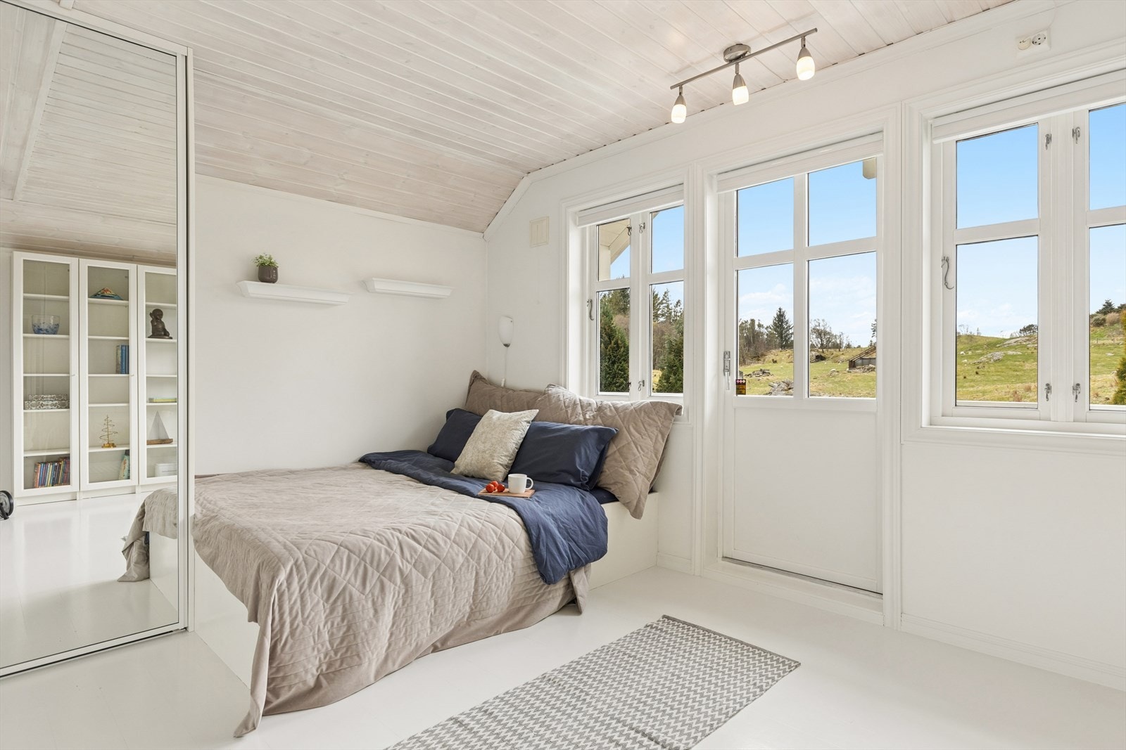Soverom. Opprinnelig loftstue med utgang til balkong. Galleribilde
