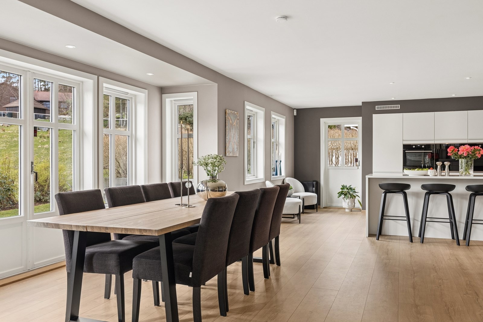 god plass til spisebord i stue. Utgang til terrasse. Galleribilde