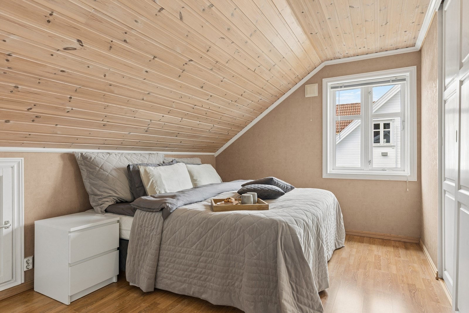 Romslig hovedsoverom med skyvedørsgarderobe. Kott i knevegger. Galleribilde