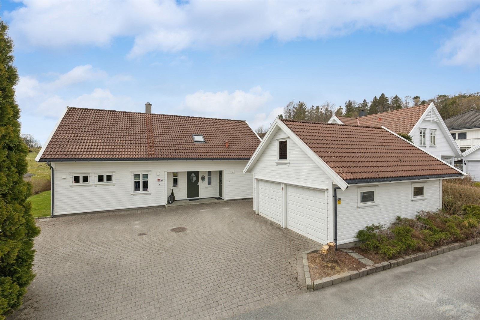 Romslig gårdsplass med dobbel garasje. Galleribilde