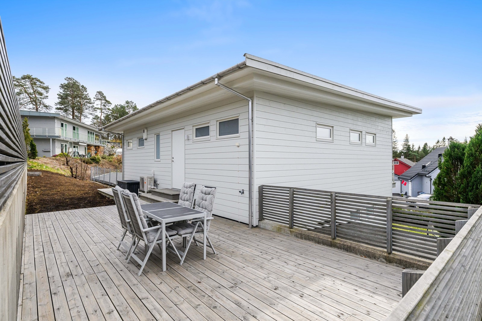 Terrassen på baksiden er på 43 kvm Galleribilde
