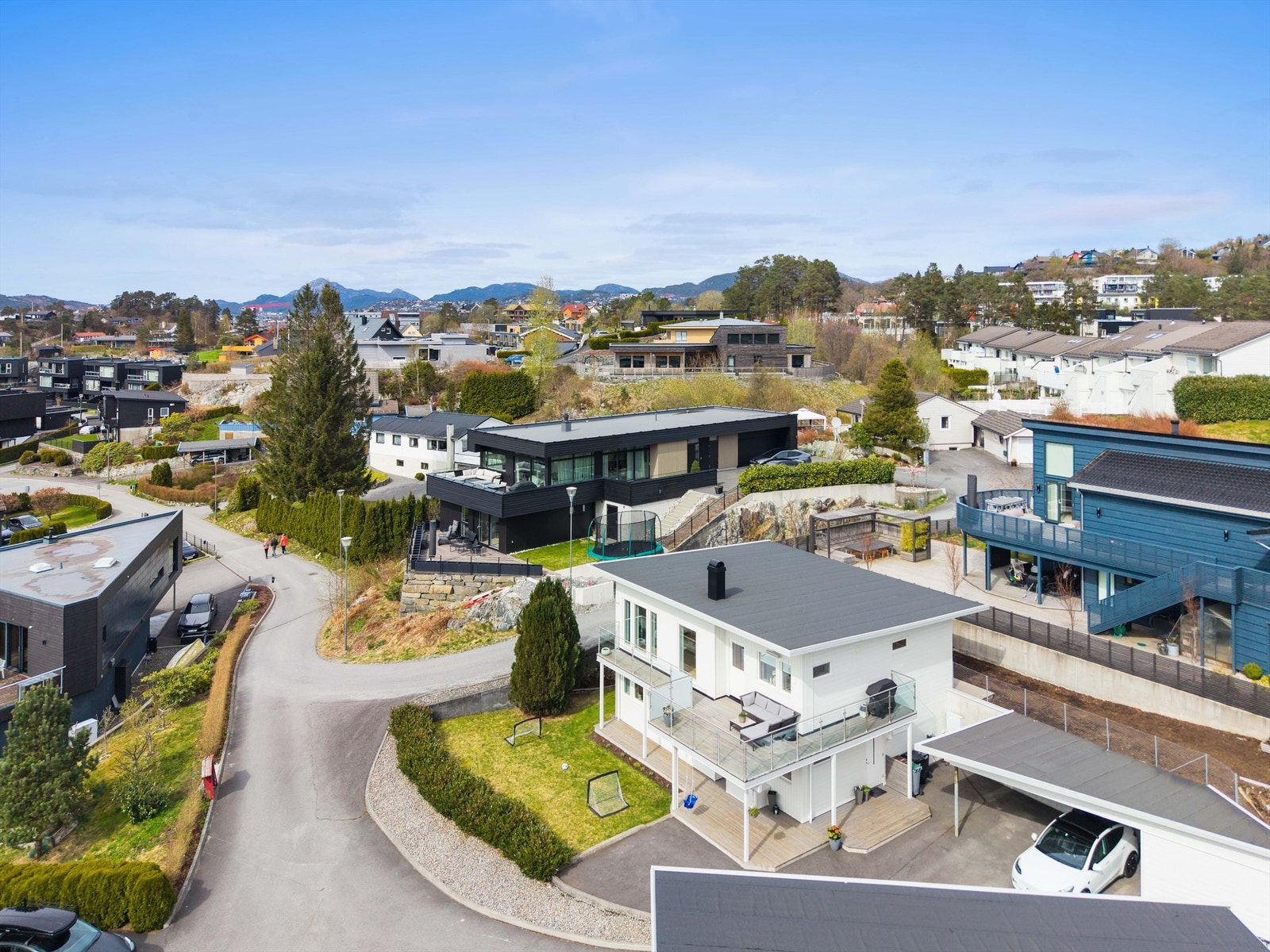 Carport med plass til 2 biler, i tillegg til biloppstillingsplass på tomten. Galleribilde
