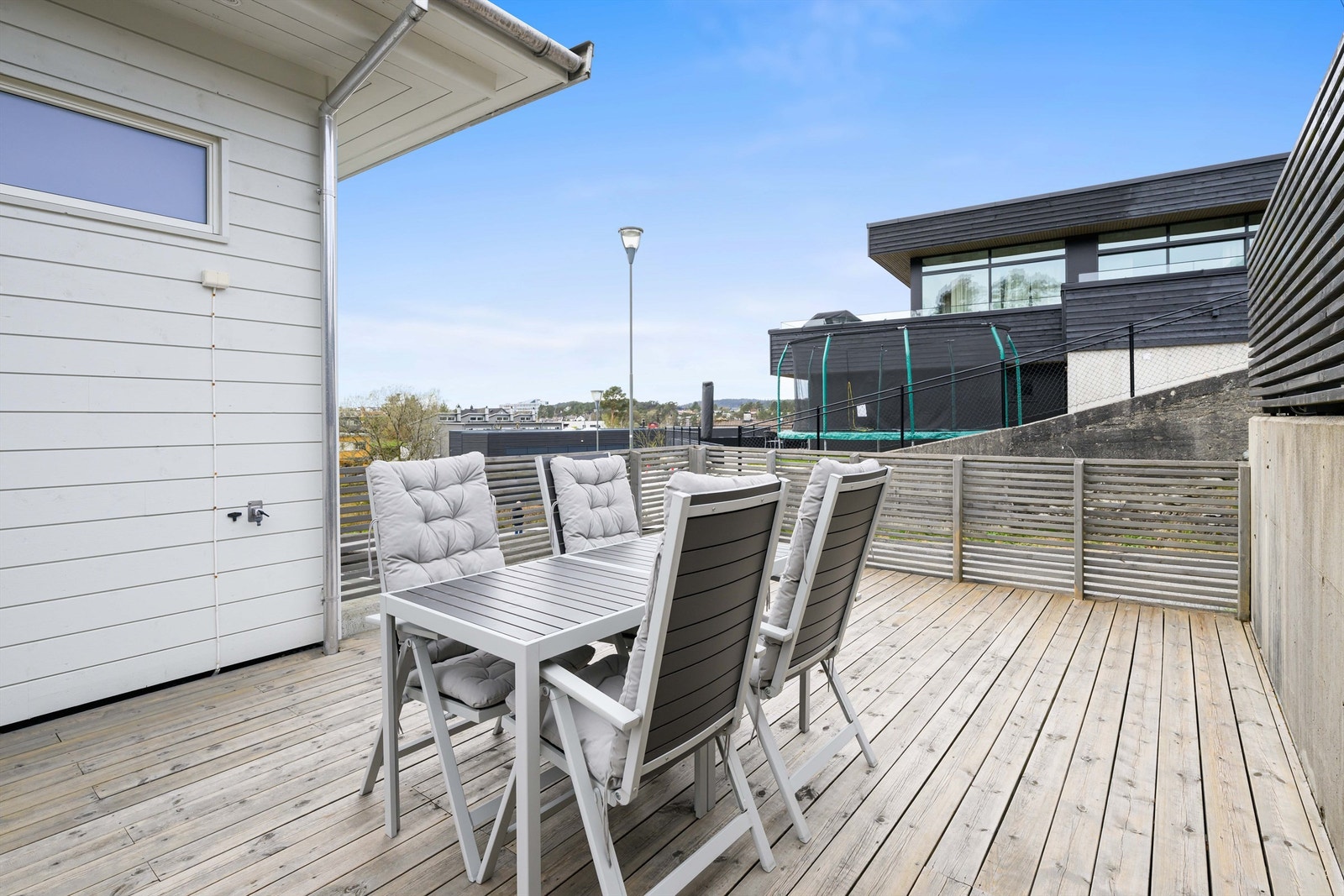 Uteplass på husets bakside Galleribilde