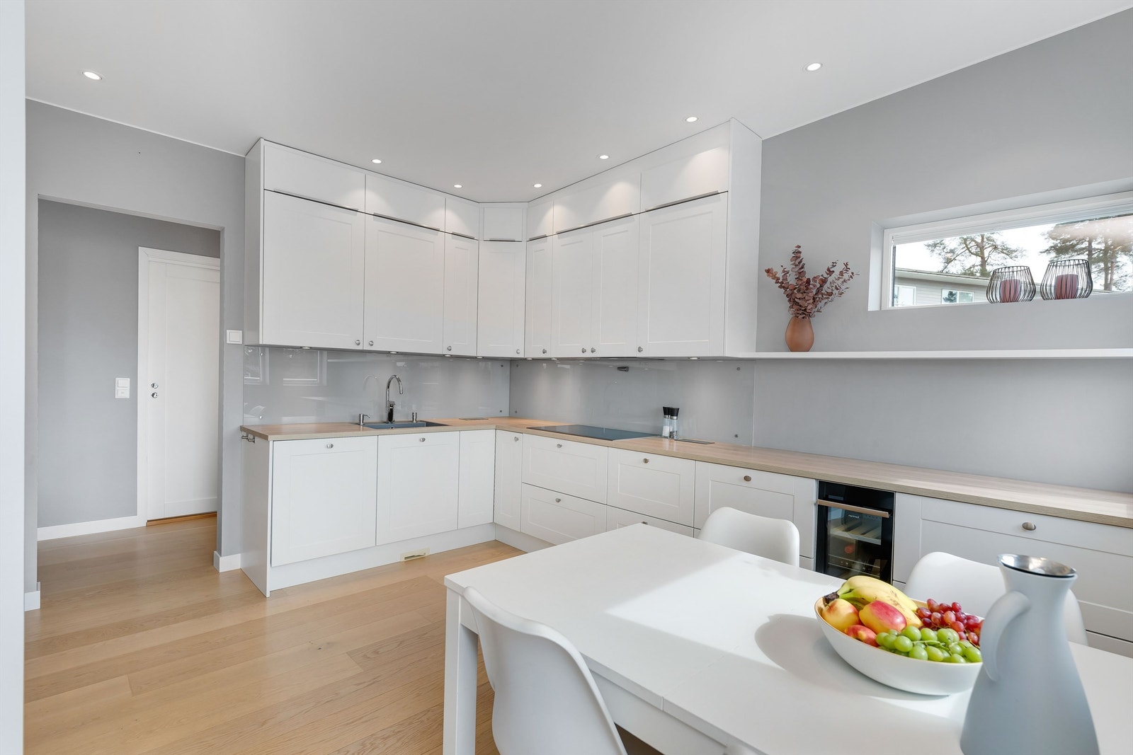 Lys kjøkkeninnredning fra Designa med profilerte fronter og laminat benkeplate. Meget god oppbevaringsplass og gode arbeidsflater. Galleribilde