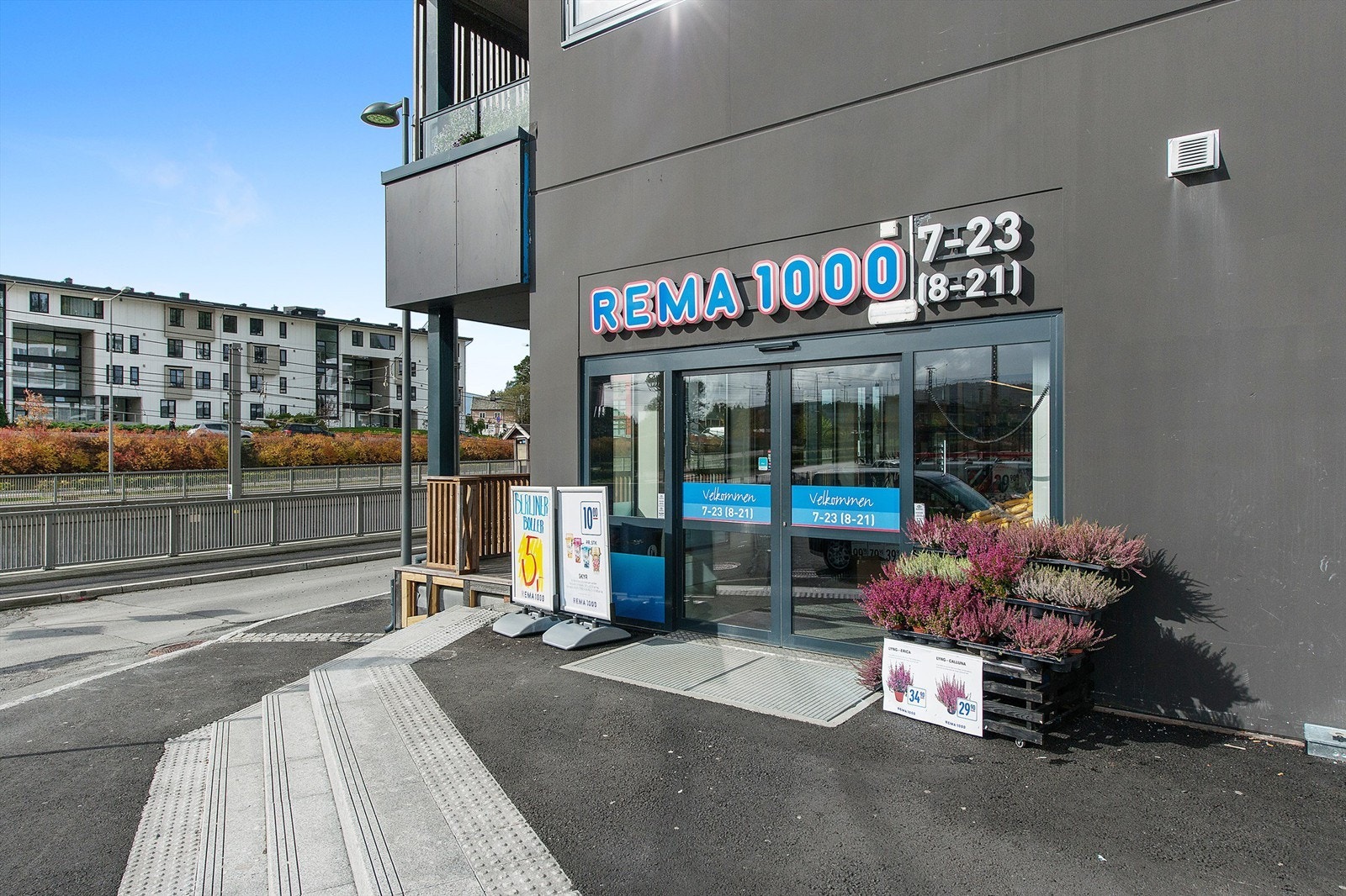 Rema 1000 ligger like ved bybanen, og i tillegg finner du Bunnpris i Steinsviken Galleribilde