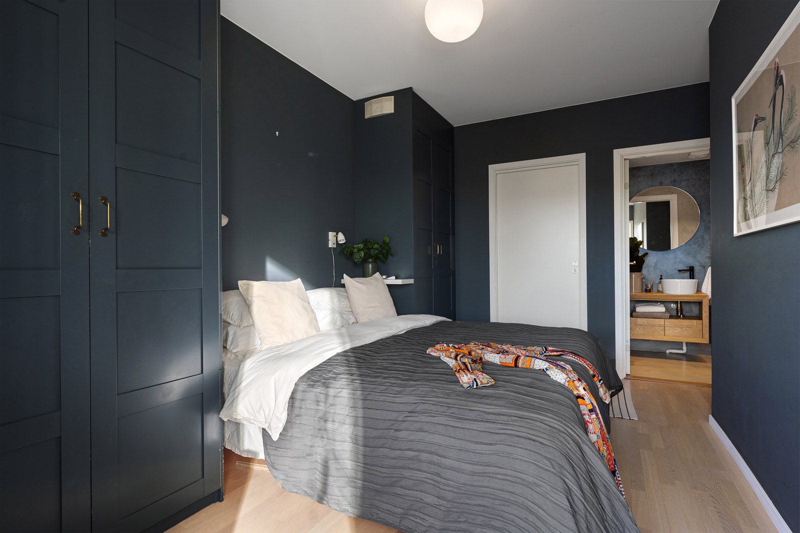 Hovedsoverommet har en suitefølelse, med eget bad og walk- in closet Galleribilde
