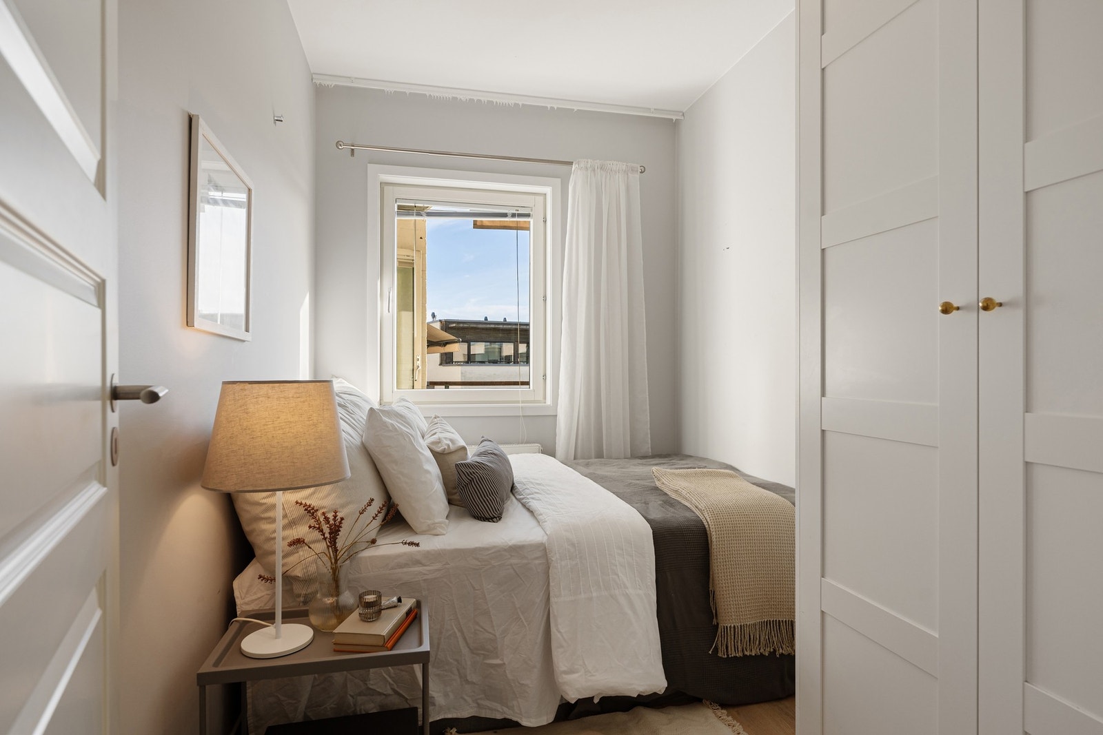 Soverom nr. 2 med plass til seng og med garderobeløsning Galleribilde