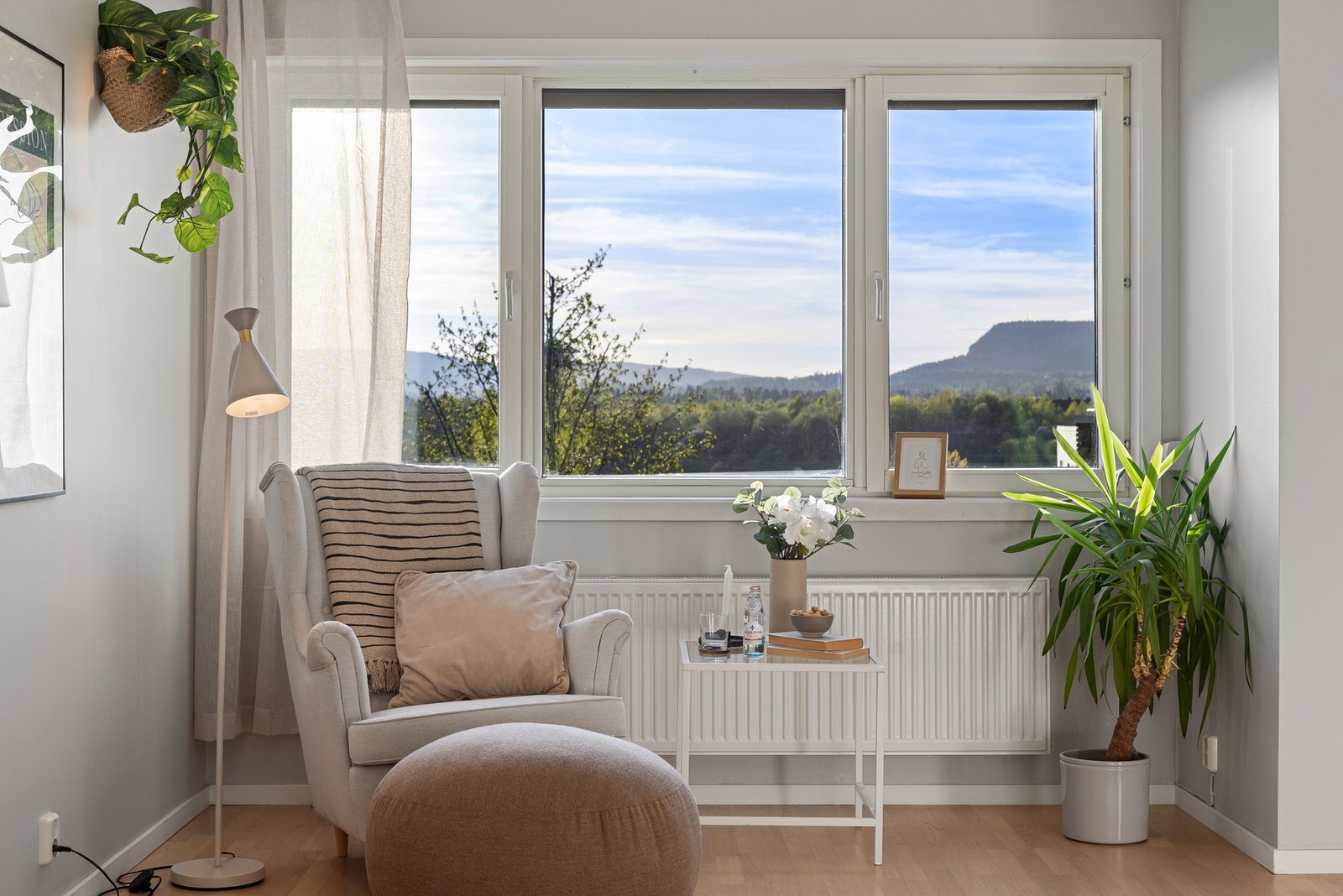 Fra stuen har man en flott utsikt mot Koksabukta Galleribilde