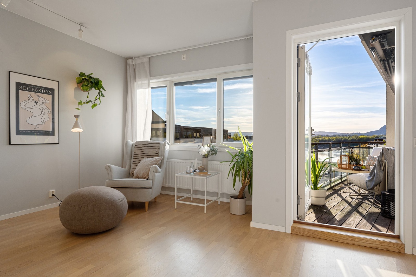 Det er store vindusflater som slipper inn godt med naturlig lys Galleribilde
