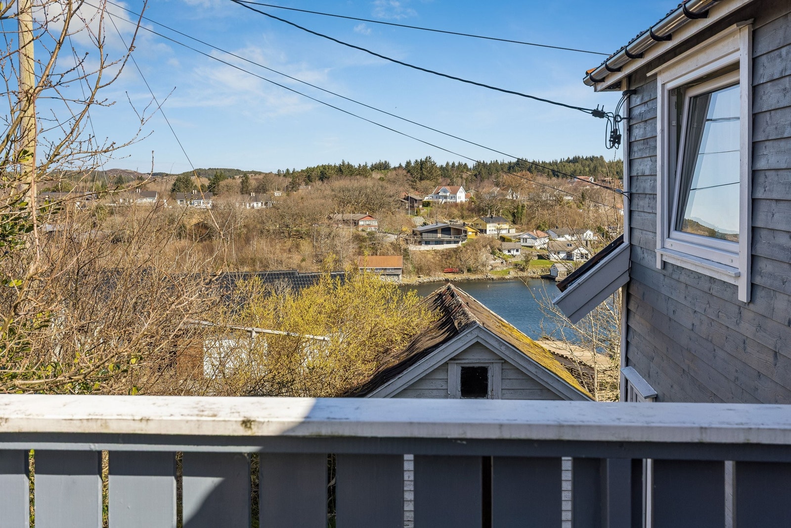 Balkong fra 2.etasje, utsikt mot Vea hallen og sjø Galleribilde