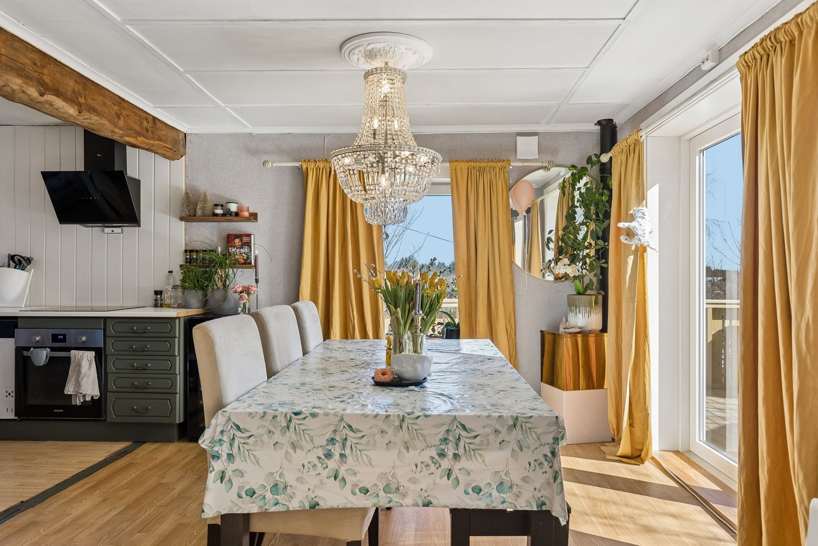 Spisestuen med dør ut til terrassen med trapp ned til hagen Galleribilde