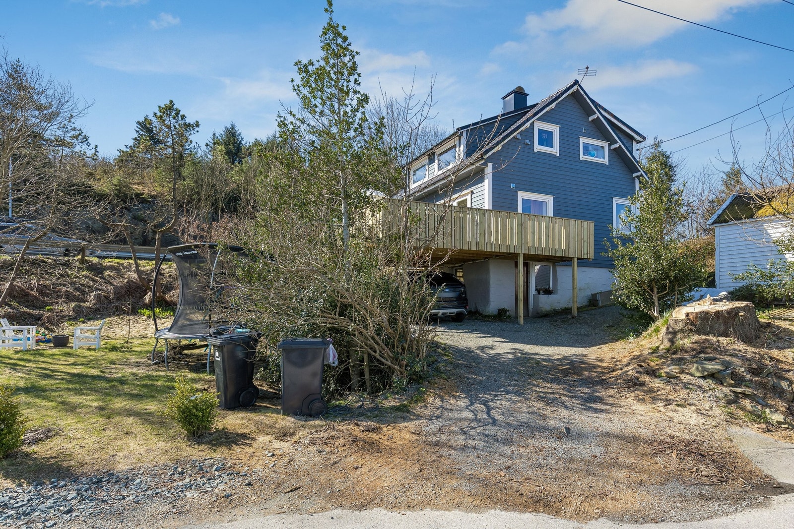 Oppkjørsel. Parkering og carport på egen eiendom. Galleribilde