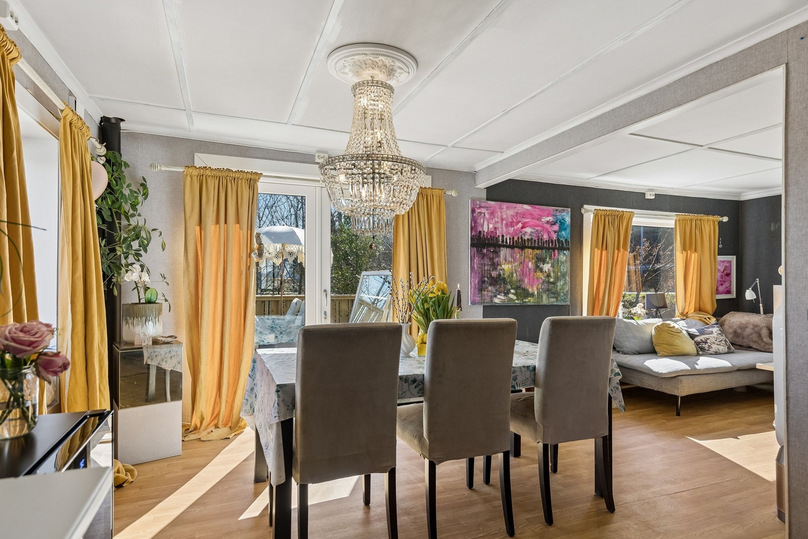 Spisestue med dør ut til terrassen. Videre tilgang til hagen fra terrassen. Galleribilde
