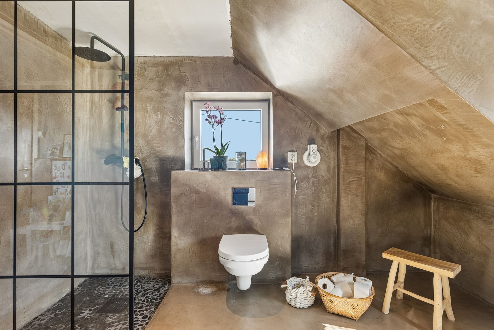 Hovedbad 2.etasje. Rullestein på gulv i dusjen, mikrosement på resten av badet. Galleribilde