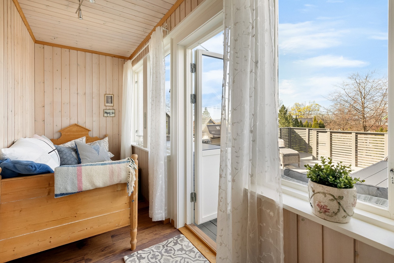 Før adgang til terrasse har man en praktisk og koselig vinterhage. Galleribilde