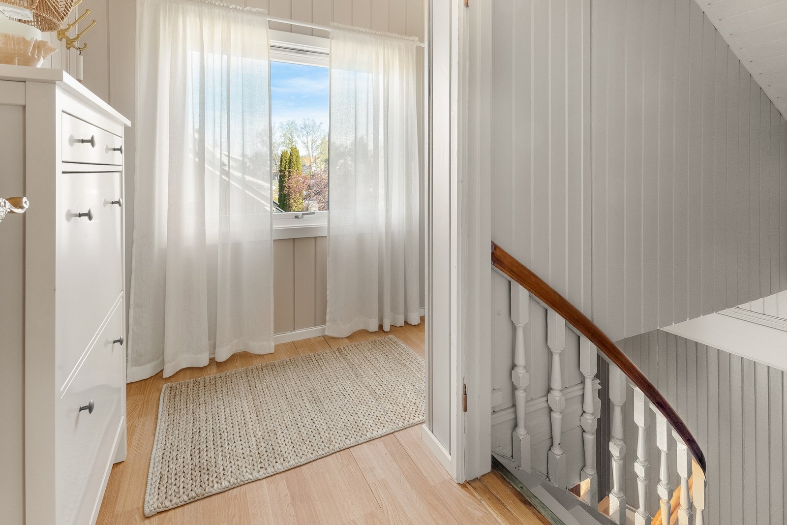 I andre etasje er det adgang til stort råloft og bod ved siden av trappen. Galleribilde