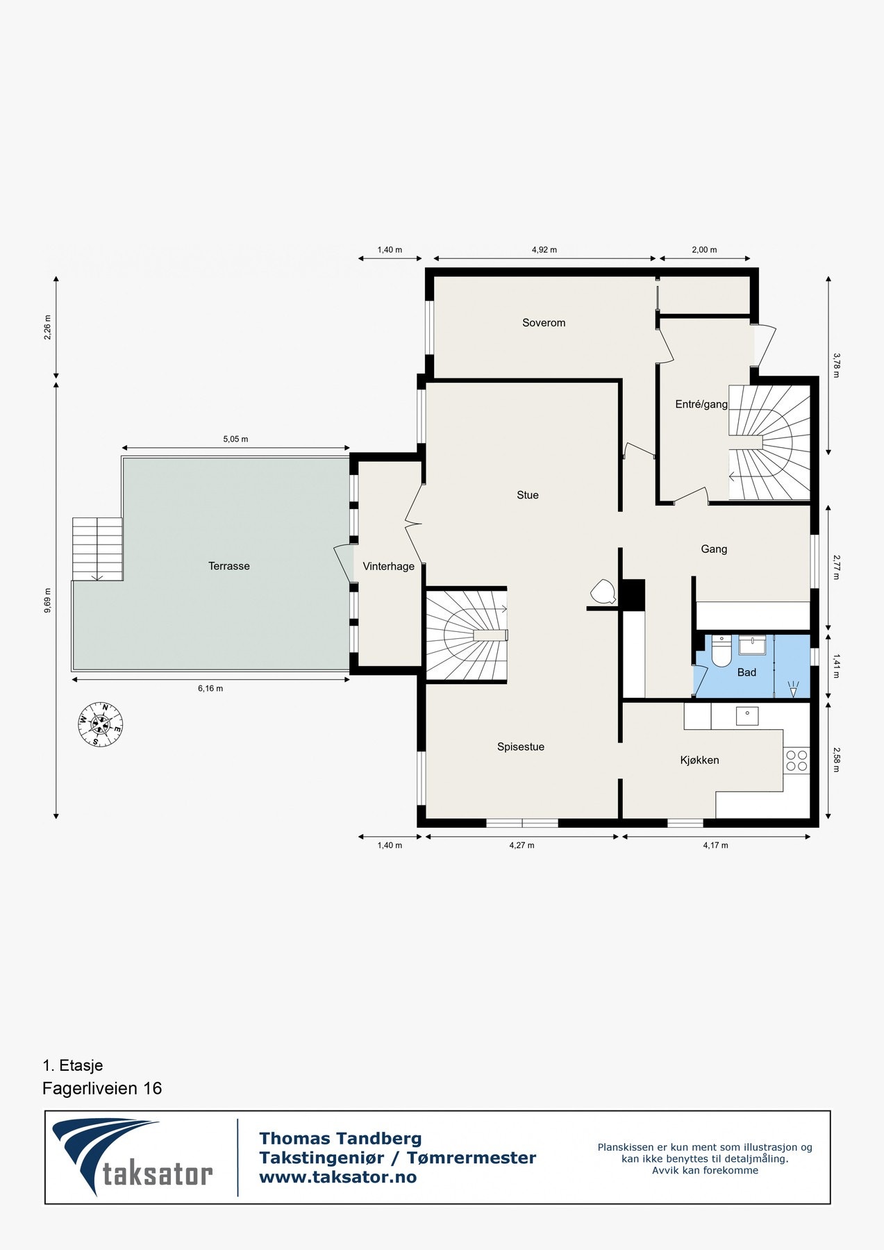 1.ETASJE inneholder soverom, stue, vinterhage, spisestue, kjøkken, baderom og terrasse. Galleribilde