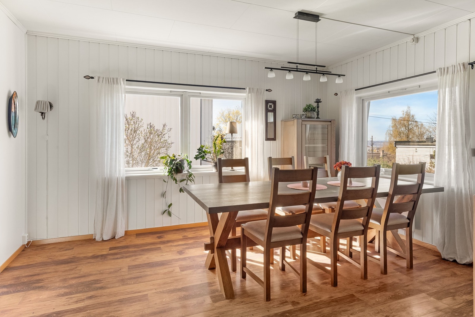 Spisestuen får rikelig med naturlig lyst fra vindusflater i to himmelretninger. Galleribilde