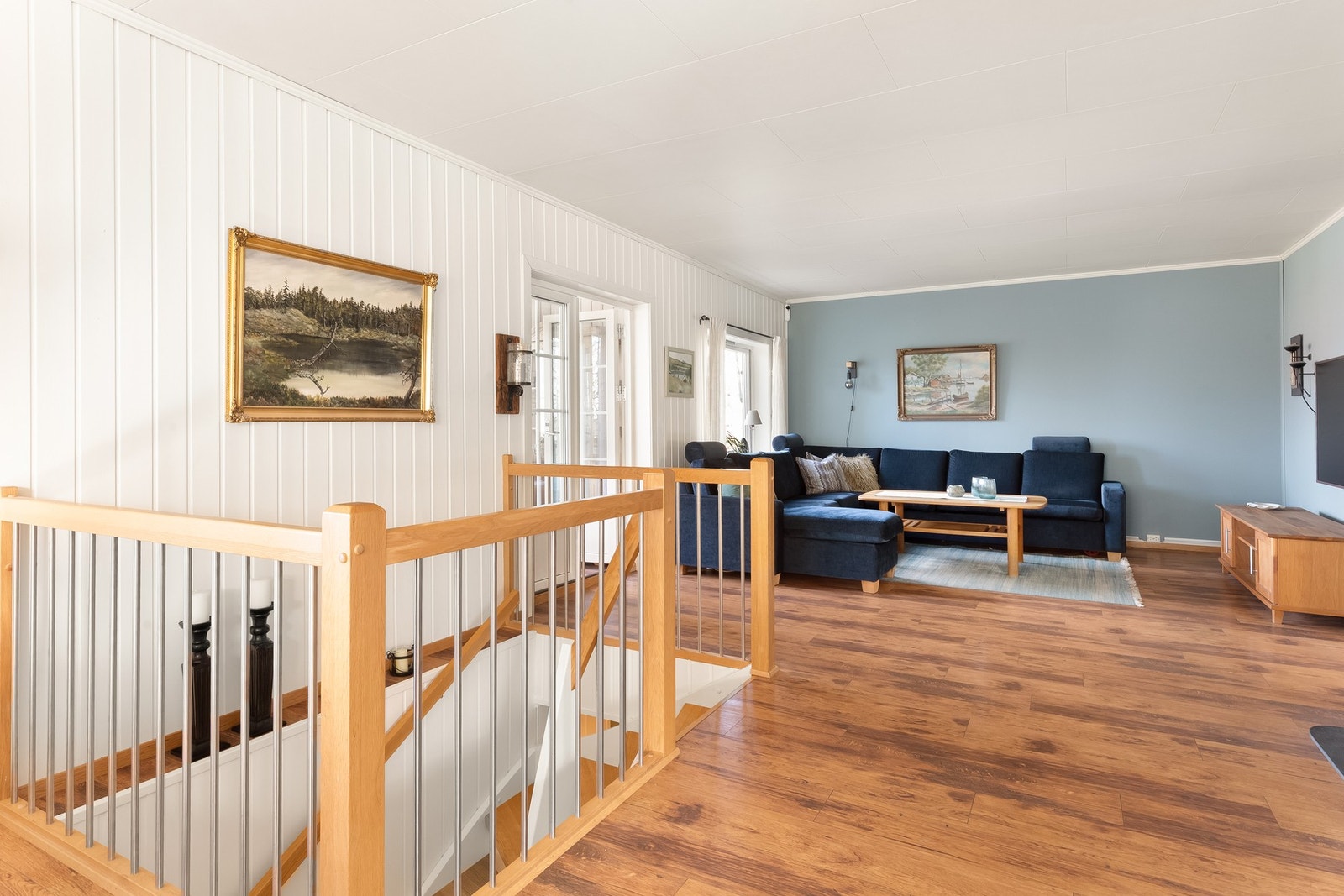Trappen i 1. etasje tar deg ned til kjelleretasjen. Galleribilde