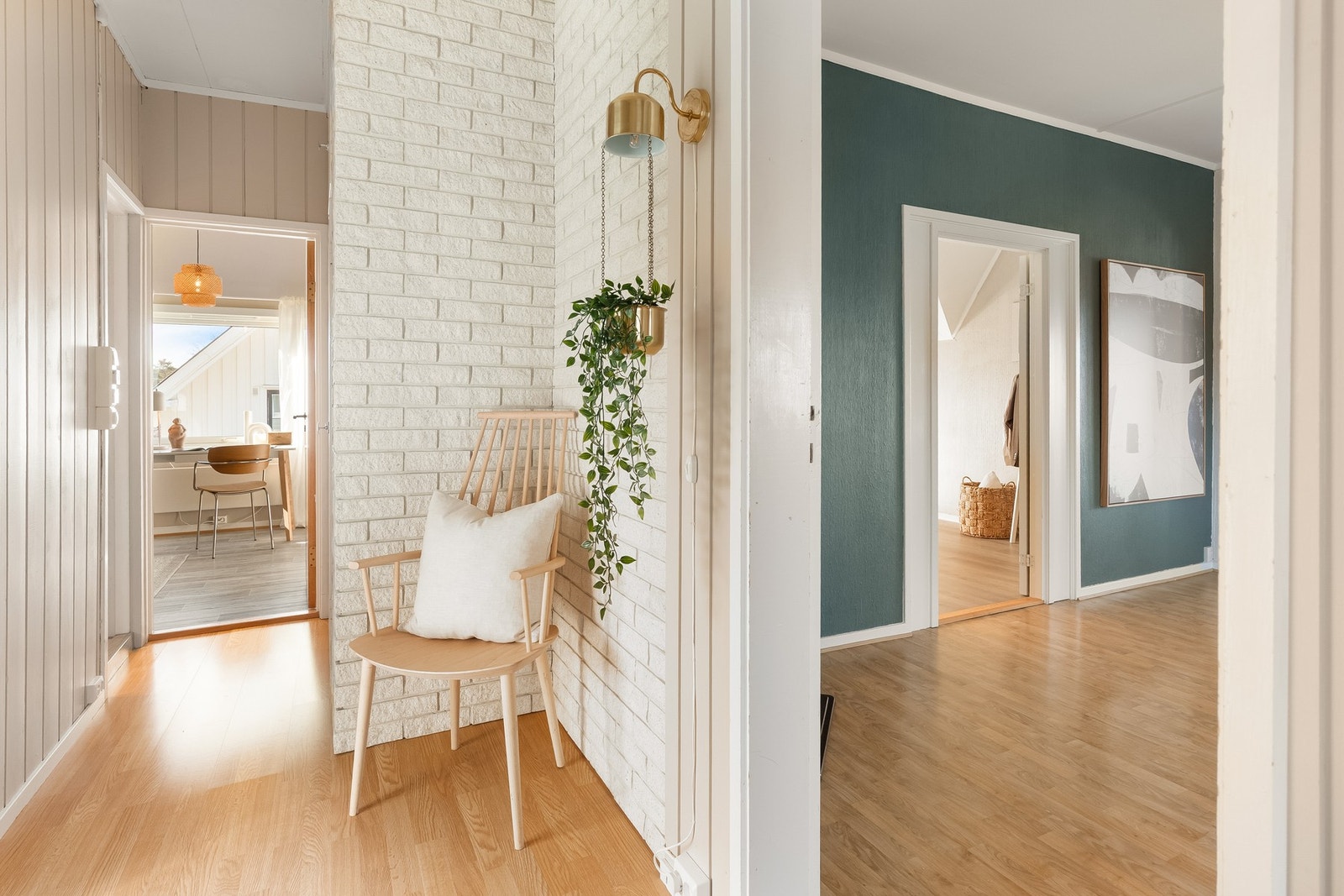 Lys og luftlig etasje med store rom. Galleribilde