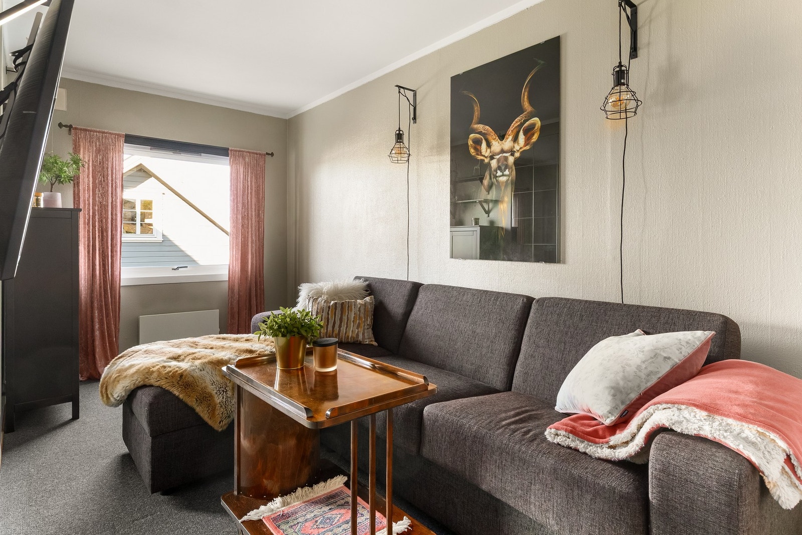 Det ene soverommet ligger i 1. etasje, brukes i dag som TV-rom. Galleribilde