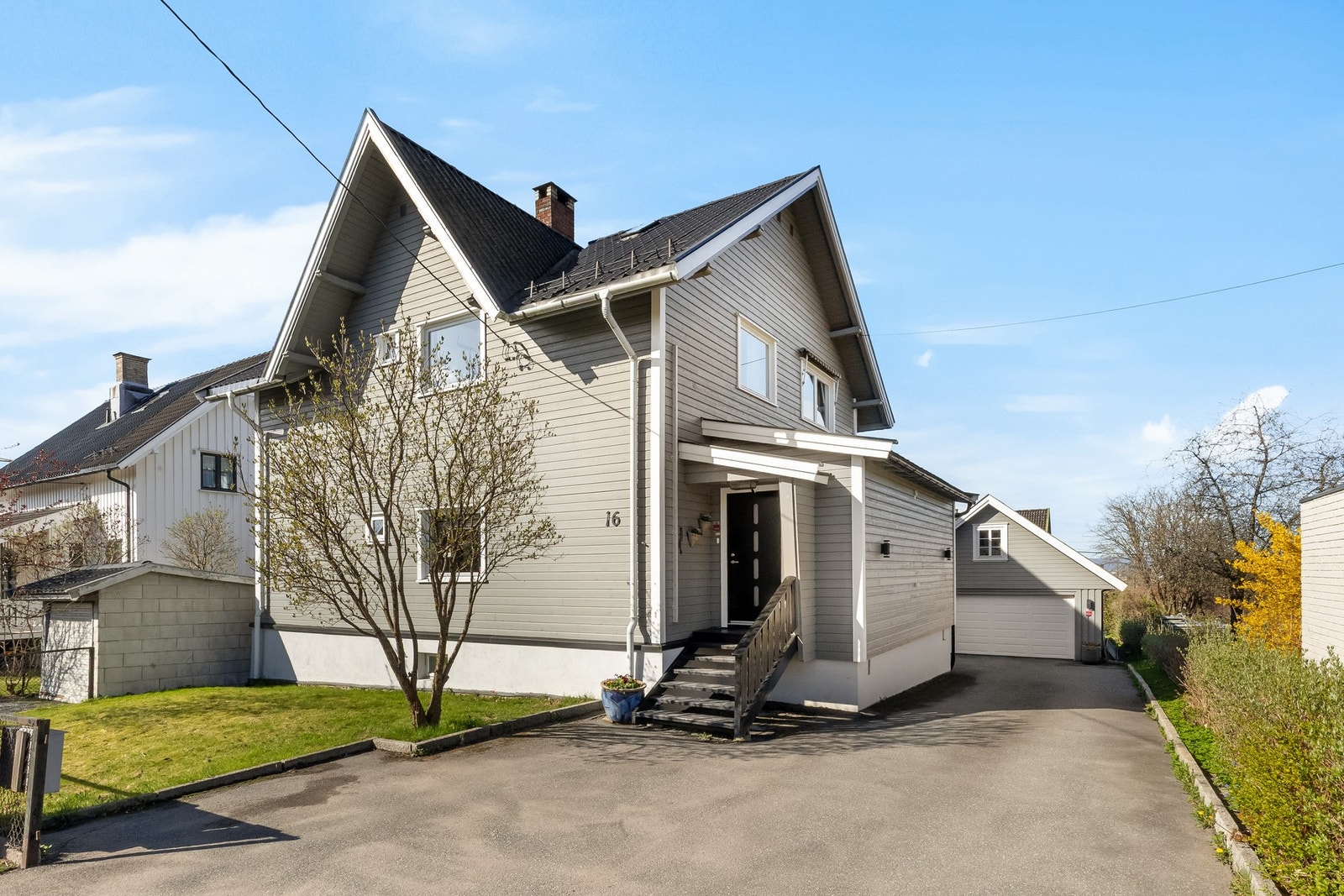 Stor og solrik tomt på 1 mål med gode parkeringsmuligheter i to garasjer. Galleribilde