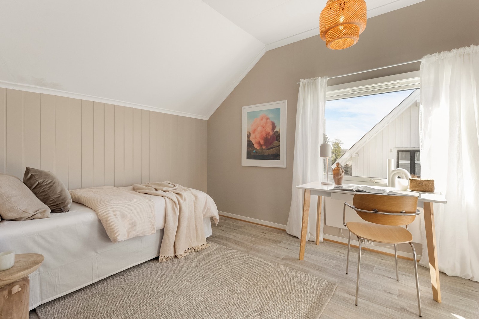 Det andre soverommet i etasjen er romslig med god plass til seng og annet møblement. Galleribilde