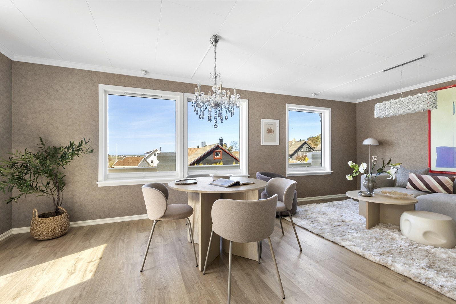 Stuen har bra med plass til flere sittegrupper. Galleribilde