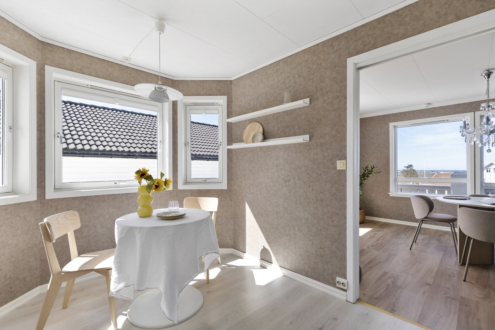 Plass til eget spisebord på kjøkken, noe som er perfekt i hverdagen. Galleribilde