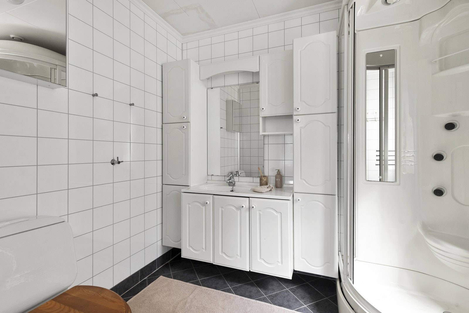 Tidløst bad med stor innredning, dusj og toalett. Galleribilde